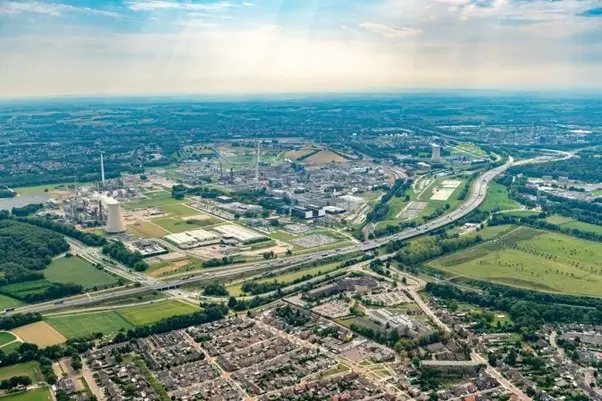 Luchtfoto van Sittard-Geleen met woonwijken, de A2 en het Chemelot-terrein